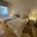 Te Huur 2 Slaapkamers Frontline Complex Estepona