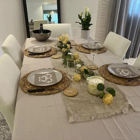 Te Huur 2 Slaapkamers Frontline Complex Estepona
