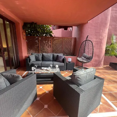 Te Huur 2 Slaapkamers Frontline Complex Apartment Estepona