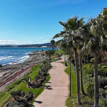 Te Huur 2 Slaapkamers Frontline Complex Apartment Estepona