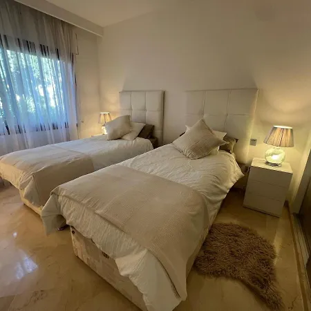 Te Huur 2 Slaapkamers Frontline Complex Estepona
