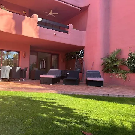 Te Huur 2 Slaapkamers Frontline Complex Estepona