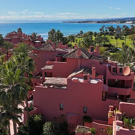 Te Huur 2 Slaapkamers Frontline Complex Apartment Estepona