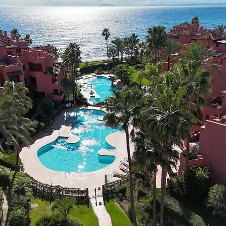 Te Huur 2 Slaapkamers Frontline Complex Apartment Estepona