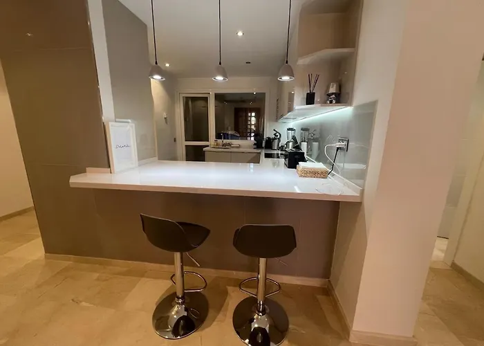 Te Huur 2 Slaapkamers Frontline Complex Apartment *