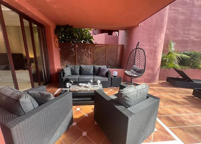 Te Huur 2 Slaapkamers Frontline Complex Apartment Estepona