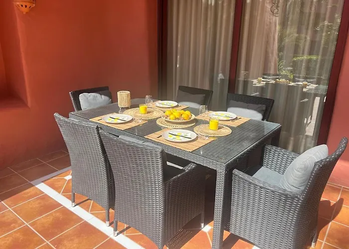 Te Huur 2 Slaapkamers Frontline Complex Apartment