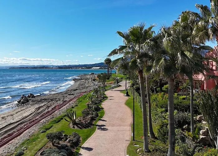 Te Huur 2 Slaapkamers Frontline Complex Apartment Estepona