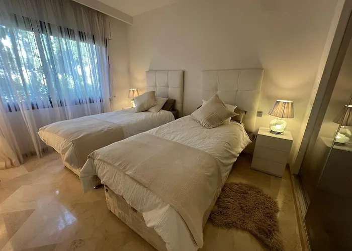 Te Huur 2 Slaapkamers Frontline Complex Estepona