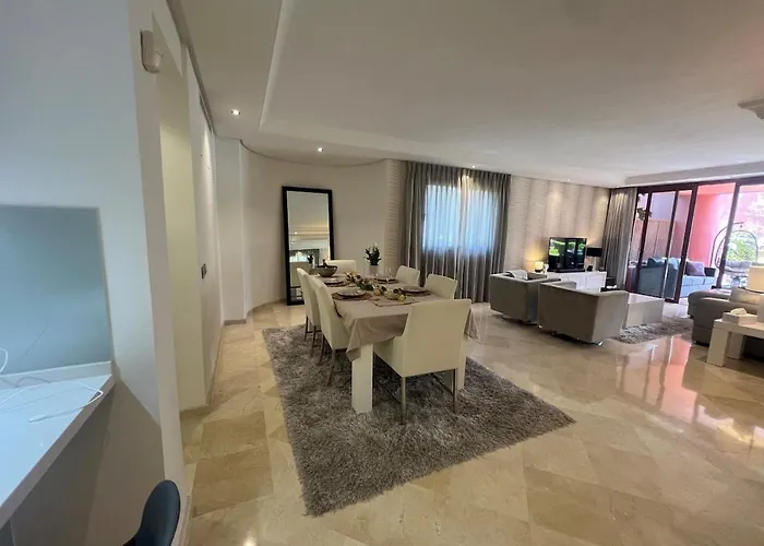 Te Huur 2 Slaapkamers Frontline Complex Apartment