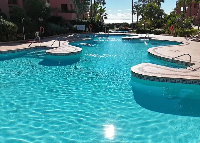 Te Huur 2 Slaapkamers Frontline Complex * Estepona