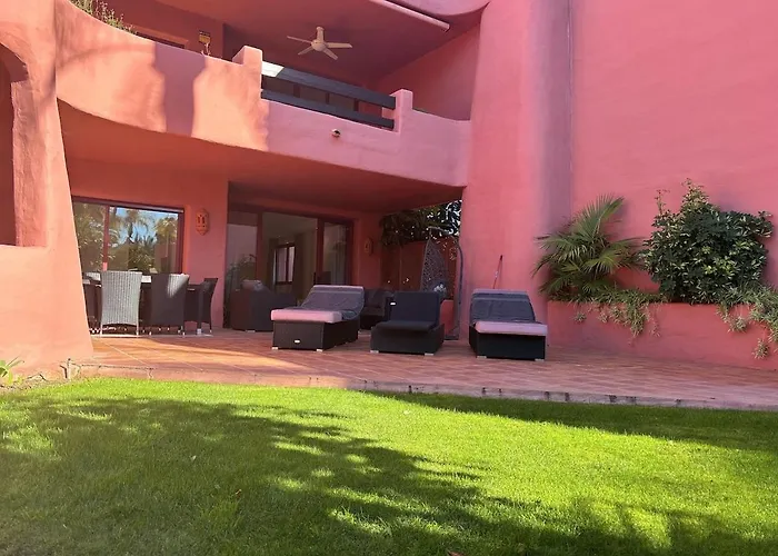 Te Huur 2 Slaapkamers Frontline Complex Estepona