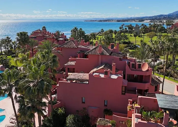 Te Huur 2 Slaapkamers Frontline Complex Apartment Estepona