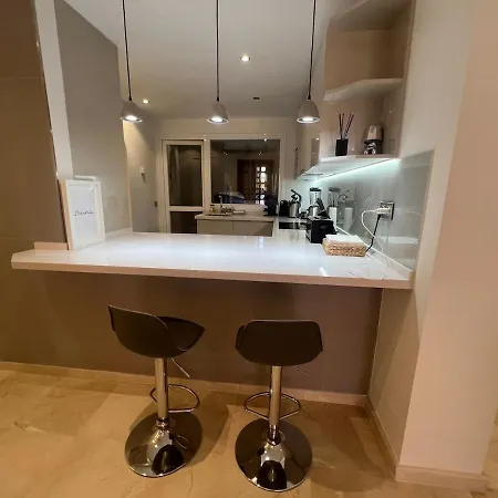 Te Huur 2 Slaapkamers Frontline Complex Daire *