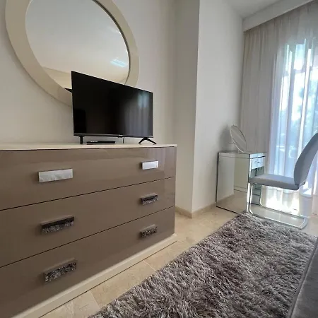 Te Huur 2 Slaapkamers Frontline Complex *